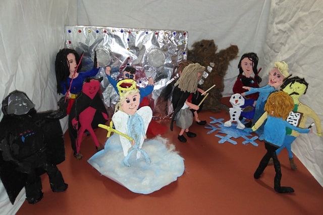 2020-07-07BuchstattTheater Eine Theaterszene aus selbstgebastelten Figuren
