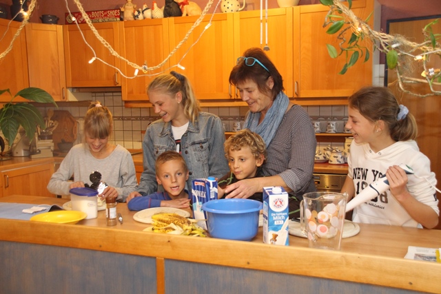 2020-09-08Sarnow01 Kinderdorffamilie beim gemeinsamen Backen