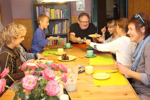 2020-09-08Sarnow02 Kinderdorffamilie am Kaffeetisch