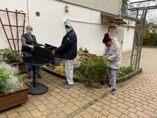 2020-11-17 image6 Der Garten des LebensRaum wird von den Bewohnern winterfest gemacht