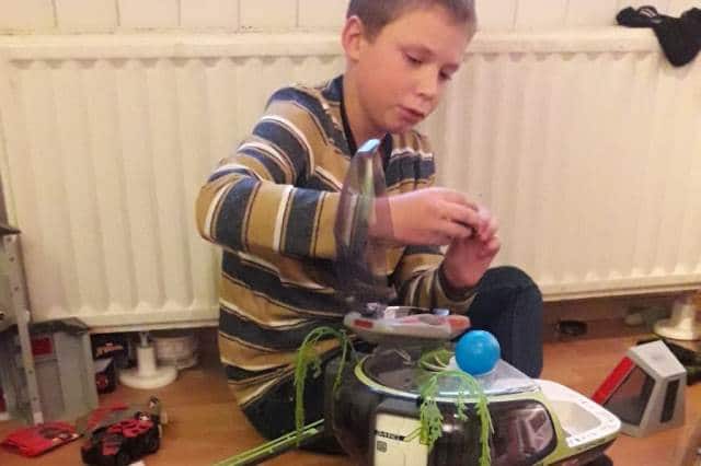 2020-12-06KraftfahrerinitiativeÜberraschtKinderEinltgBild Kind spielt mit Playmobil