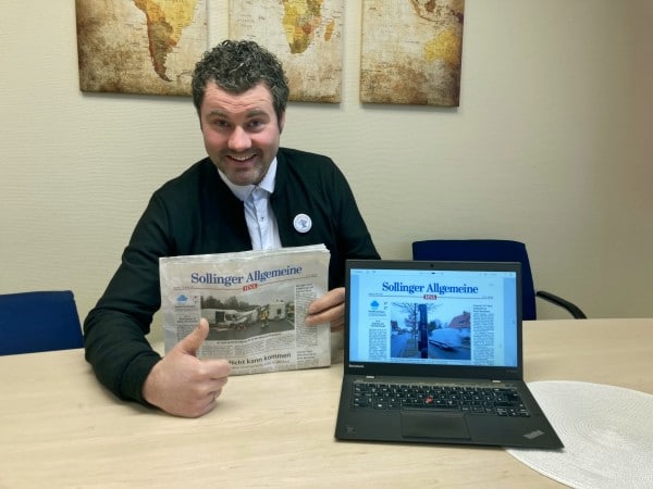 2021-01-25NickelHNA Schulleiter präsentiert die gespendete Zeitung