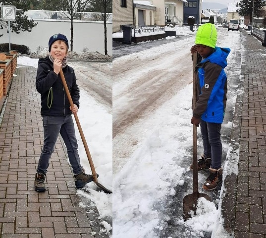 CollageWEB Kinderdorfkinder schippen Schnee in der NAchbarschaft