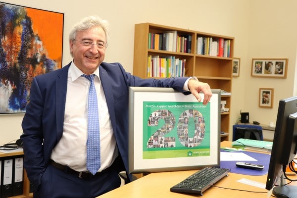 2021-07-01 20 Jahre Kupper Geschäftsführer Martin Kupper mit seiner Fotocollage