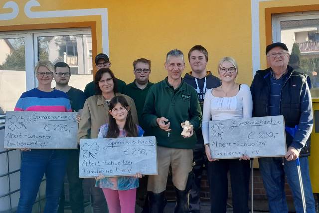 2021-11-Spendenübergabe-glücklicheFamilieWEB