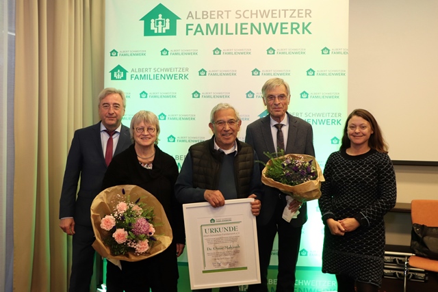 (Von links) Geschenke zur Begrüßung und zum Abschied überreichten die Vorstände Martin Kupper (links) und Astrid Walter (rechts) an die neue Vorsitzende des Kura-toriums Angela Schürzeberg, dem ehemaligen Vorstand Dr. Omar Mahjoub und dem scheidenden Kuratoriumsvorsitzenden Karl-Heinz Driehorst.