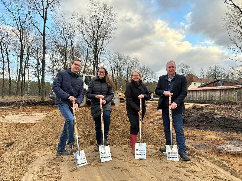 Moritz Hübner, Bianca Belau, Susanne von Zimmermann und Hubertus von Bothmer beim ersten Spatenstich in Hermannsburg