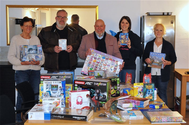 Marion Wittchen (Verwaltungsleiterin), Conti-Betriebsräte Sascha Guittonnet und Stephan Nowag, Simone Blümel (Bereichsleiterin) und Nina Dorweiler (Verwaltung) sorgen dafür, dass die Geschenke der Conti-Belegschaften am Heiligen Abend unter dem Weihnachtsbaum liegen.