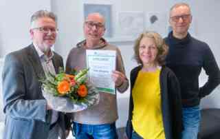 Diesen besonderen Moment feierten Einrichtungsleiter Dr. Dirk Dammann (links), leitende Oberärztin Kathrin Kumlehn (2. von rechts) und Pflegedienstleitung Station 2 Markus Schaper (rechts) gemeinsam mit Uwe Jürgens – ein herzliches Dankeschön für zwei Jahrzehnte voller Einsatz!