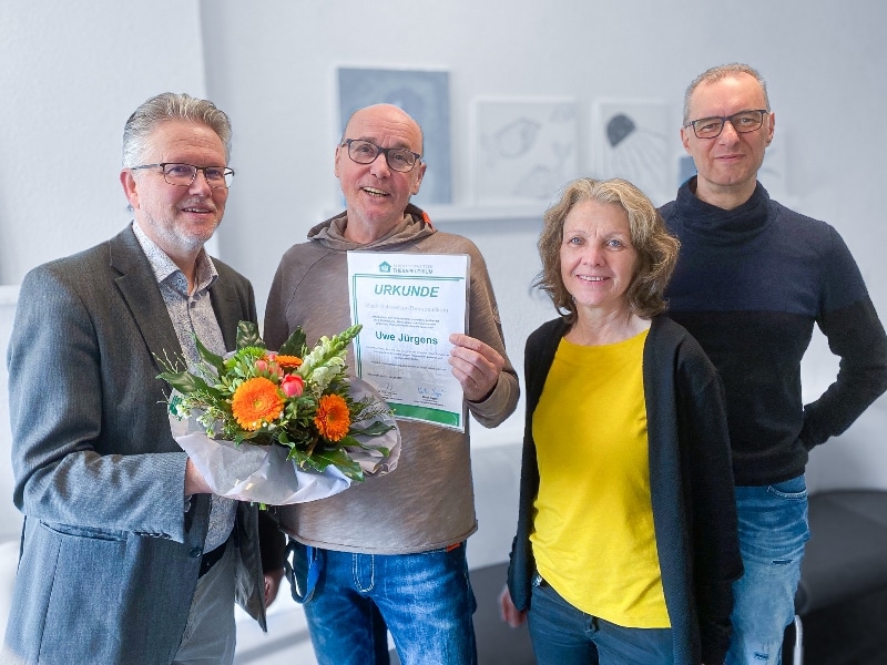 Diesen besonderen Moment feierten Einrichtungsleiter Dr. Dirk Dammann (links), leitende Oberärztin Kathrin Kumlehn (2. von rechts) und Pflegedienstleitung Station 2 Markus Schaper (rechts) gemeinsam mit Uwe Jürgens – ein herzliches Dankeschön für zwei Jahrzehnte voller Einsatz!