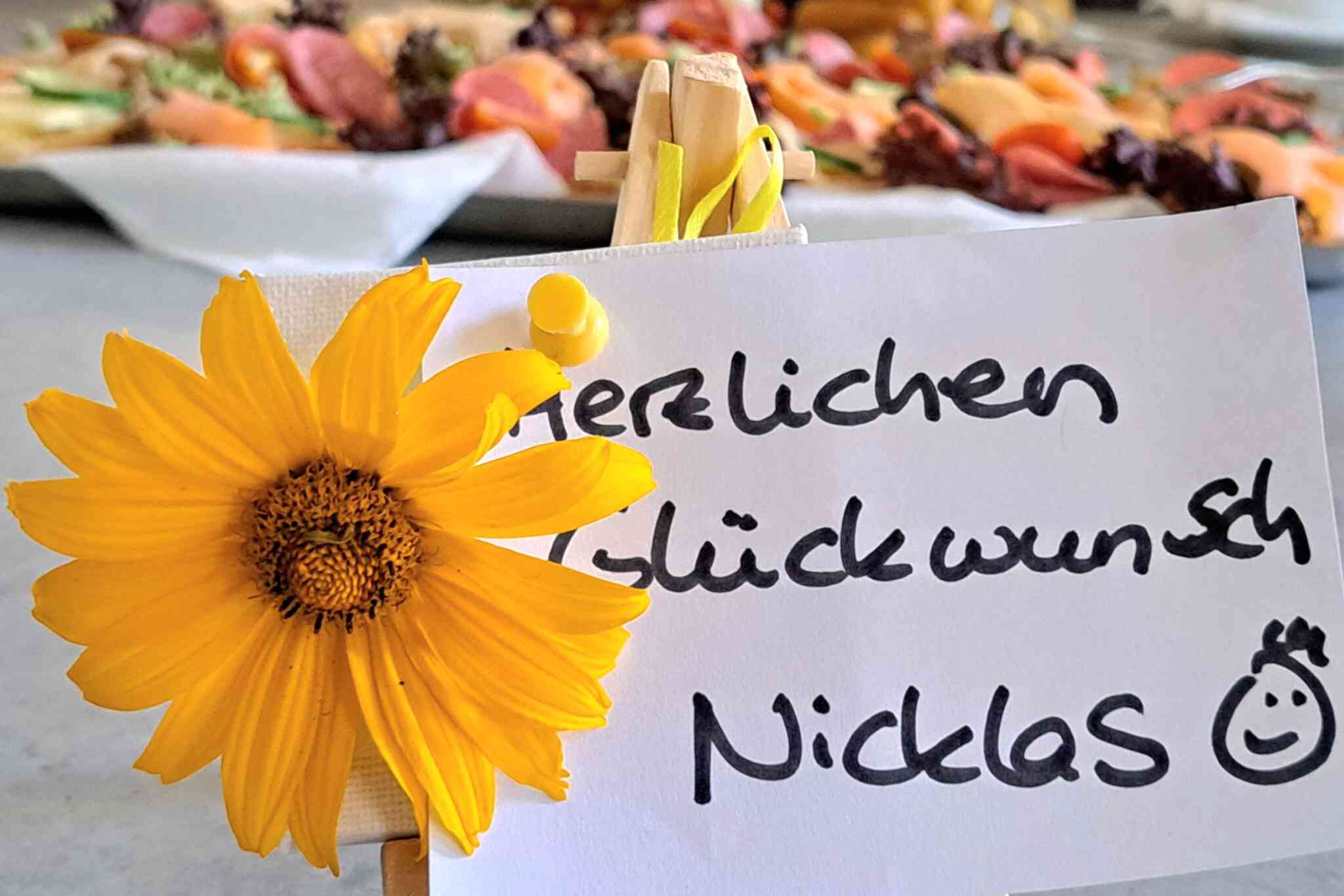 Das Ausbildungsteam gratuliert Nicklas zur bestandenen Prüfung.