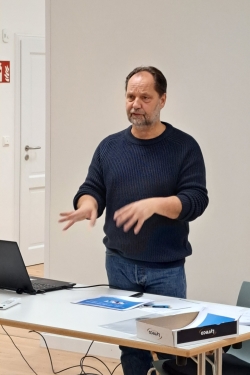Peter Albrecht bildet seit Jahrzehnten Heilerziehungspfleger*innen und Pflegefachkräfte aus.