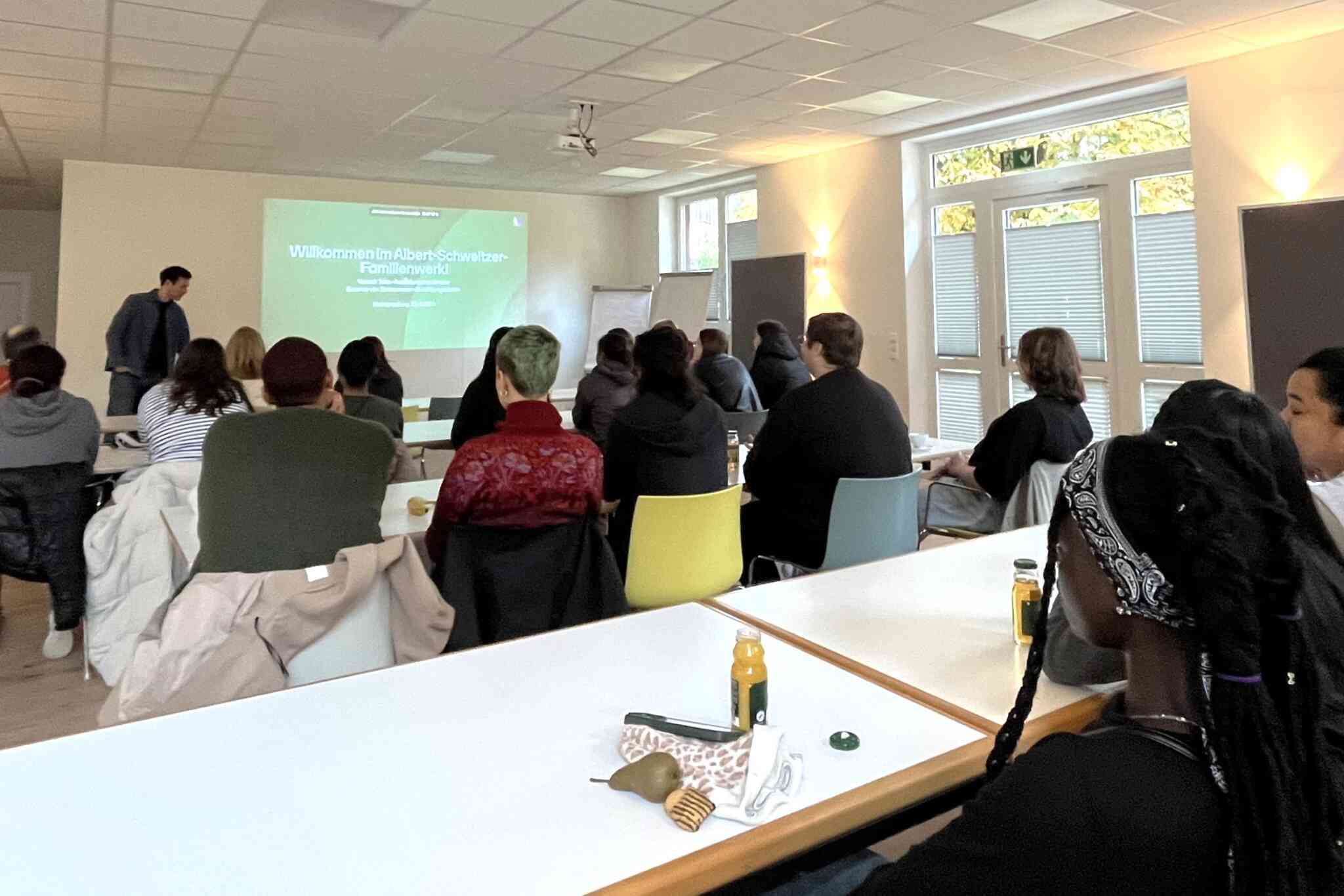 Seminar-Teilnehmer zu Besuch 01