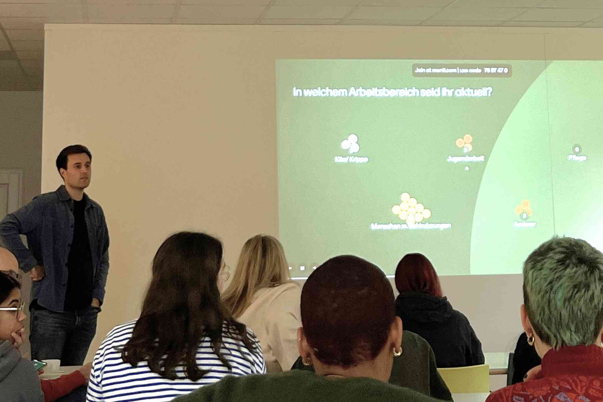 Seminar-Teilnehmer zu Besuch 02